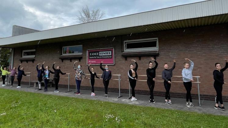 Die ersten Lockerungen machen es möglich: Die Ballett-Schülerinnen von Andrea Leifholz trainieren auf dem Parkplatz des Dance-Centers.