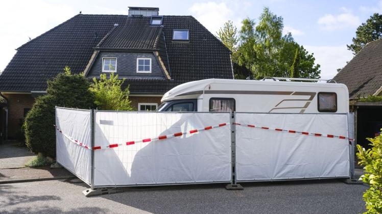 Ein Absperrzaun umgibt das Haus, in dem am 19.05.2021 zwei Tote gefunden wurden. In dem Ort bei Kiel sind in einer Doppelhaushälfte zwei Menschen getötet worden.