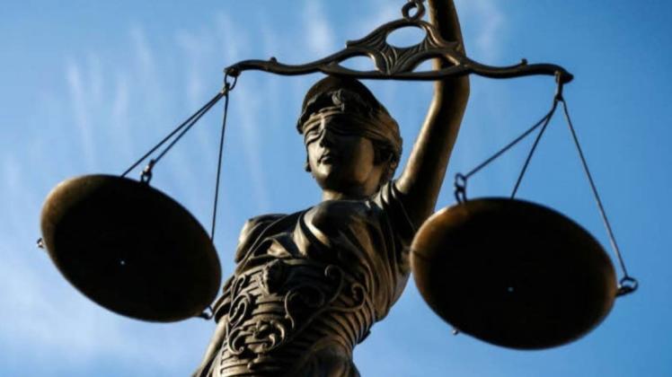 Fünf Männer müssen sich wegen Bandendiebstahls verantworten. Bei 27 Einbrüchen sollen sie 100.000 Euro Beute gemacht haben. Fünf Männer müssen sich wegen Bandendiebstahls verantworten. Bei 27 Einbrüchen sollen sie 100.000 Euro Beute gemacht haben.