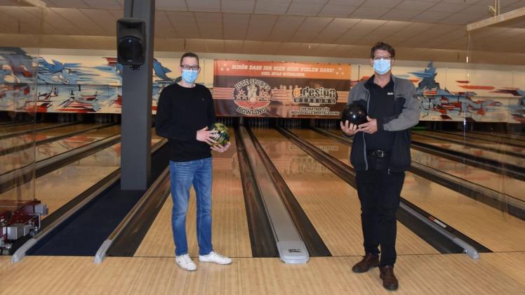 "Ballübergabe": Jens Kinder (links) ist neuer Betreiber von Jute Sport Bowling in Delmenhorst. Sein Vorgänger Oliver Franz steht ihm mit Rat und Tat zur Seite.