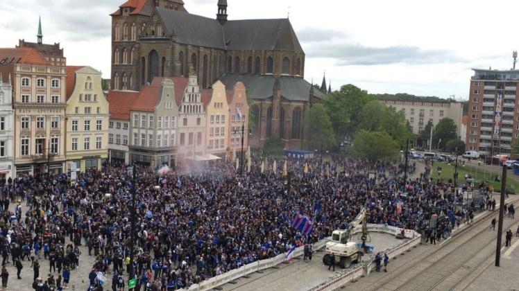 Fast 6000 Hansa-Fans waren am Sonnabend vor das Rathaus auf den Neuen Markt gezogen, um mit der Kogge den Aufstieg zu feiern.