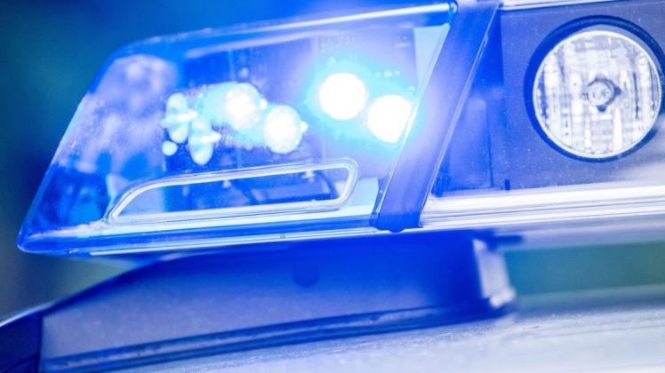 Ein Blaulicht leuchtet an einem Polizeiauto.