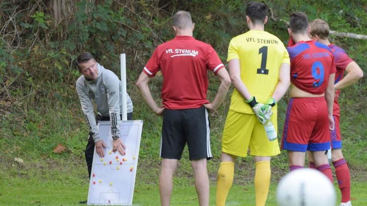 Bereitet seine Spieler auf die neue Bezirksliga-Saison vor: Thomas Baake (links), Trainer des Fußball-Bezirksligisten VfL Stenum.