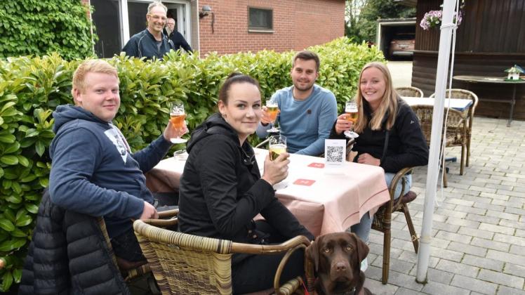 Zeitweise bewirtete Olaf Sievers (stehend) in seinem Biergarten nur zwei Tische. Jendrik Fortmann, Stefanie Altner, Marten Kämena und Jana Krey (v.li.) genossen trotzdem ihr Bier. Zeitweise bewirtete Olaf Sievers (stehend) in seinem Biergarten nur zwei Tische. Jendrik Fortmann, Stefanie Altner, Marten Kämena und Jana Krey (v.li.) genossen trotzdem ihr Bier.
