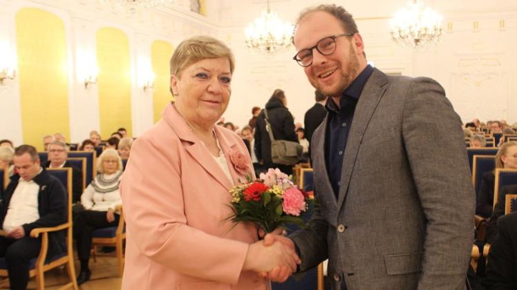 Sozialsenator Steffen Bockhahn (Linke) gratuliert Helga Ketelhohn vom Verein Gemeinsam für Groß und Klein zur Auszeichnung mit dem Sozialpreis der Hansestadt Rostock.