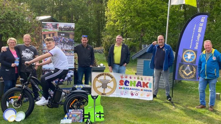 Das glückliche Gesicht des 14-jährigen Ben war den Mitgliedern des Herrenclubs „Doric Lodge 886“ der größte Lohn bei der Spendenübergabe in Wissingen. Mit dem Jugendlichen freuten sich auch seine Eltern Tanja Gander-Kleine und Carsten Kleine (links). Das glückliche Gesicht des 14-jährigen Ben war den Mitgliedern des Herrenclubs „Doric Lodge 886“ der größte Lohn bei der Spendenübergabe in Wissingen. Mit dem Jugendlichen freuten sich auch seine Eltern Tanja Gander-Kleine und Carsten Kleine (links).