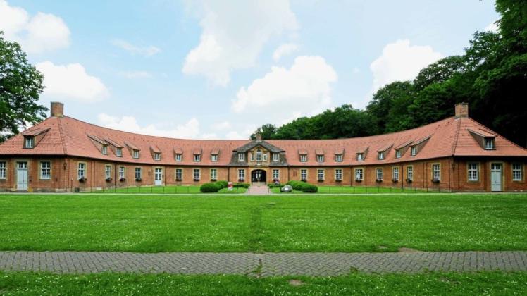 Das Mauerwerk der Jugendbildungsstätte „Marstall Clemenswerth“ ist in die Jahre gekommen und wird saniert. (Archivfoto)