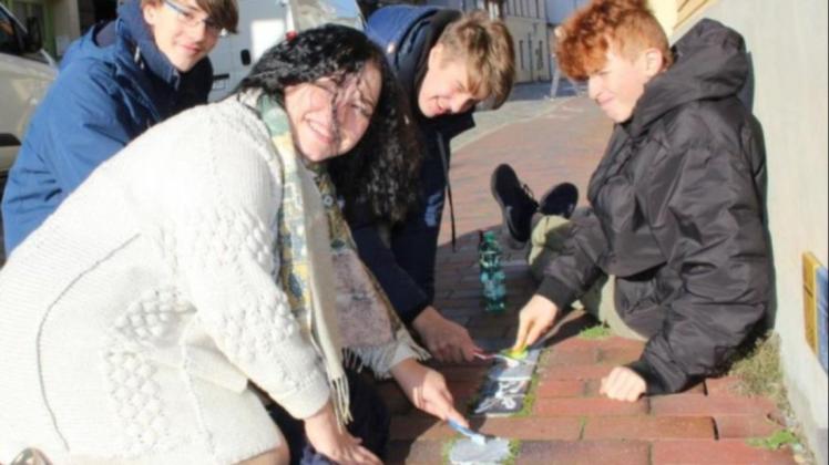 Schüler der Freien Schule Güstrow reinigen zweimal im Jahr die Stolpersteine in der Barlachstadt.