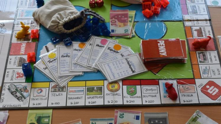 Wenn bei den „Schulhofspatzen“ Monopoly gespielt wird, dann natürlich diese Neuhaus-Variante, die die Hortkinder selbst gebastelt haben.