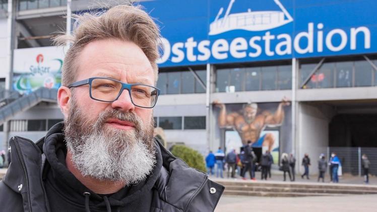 Schon beim Heimspiel des FC Hansa Rostock im März setzte sich Oberbürgermeister Claus Ruhe Madsen (parteilos) für Zuschauer beim Spiel ein. Bei Aufstiegsfeiern musste er sich Fehlverhalten vorwerfen lassen.