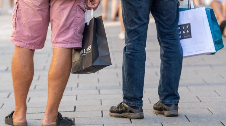Passanten laufen mit Einkaufstüten durch die Münchner Innenstadt. Der Ifo-Geschäftsklimaindex ist auf ein Zweijahreshoch gestiegen. "Die Wirtschaft", so heißt es, "nimmt wieder Fahrt auf."