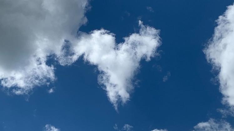 Ein Herz am Himmel lässt vermuten, die Wolke sieben gäbe es tatsächlich.