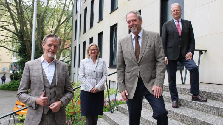Der neu gewählte Vorsitzende Wolfgang Hackmann (l.) mit seinem Vorgänger im Amt, Freiherr Friedhelm von Landsberg-Velen (r.), Hans Klute (2. v.r.) und IHK-Geschäftsbereichsleiterin Anke Schweda.