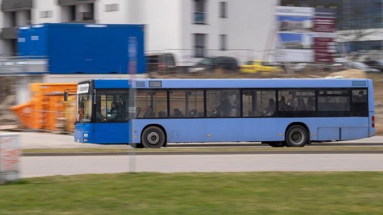 Busse der Linie 37 in Warnemünder werden wegen Kranarbeiten in Poststraße am 1. Juni zeitweise umgeleitet.