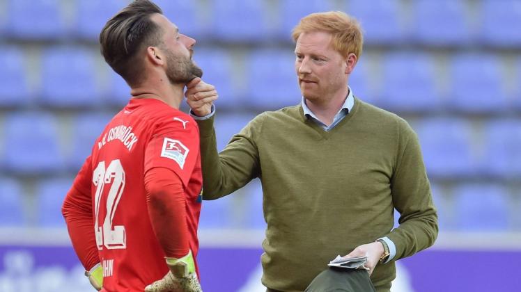 Eine Kopf-hoch-Geste gab es von Osnabrücks Sportvorstand Benjamin Schmedes (rechts) nach der VfL-Niederlage in Aue für Torwart Philipp Kühn.