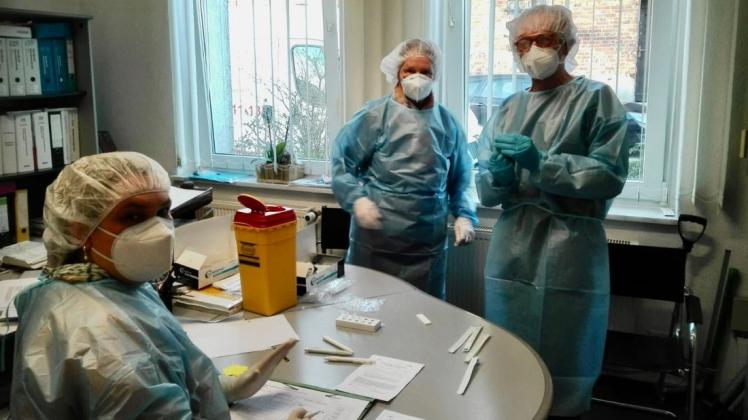 Ein Team aus Freiwilligen testet dreimal die Woche in Crivitzer Unternehmen die Mitarbeiter auf das Coronavirus.