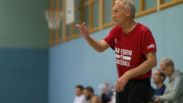 Lebt an der Auswechselbank jede Szene im Basketball mit, wenn ein TuS-Team aktiv ist: Trainer Volker Hensel.