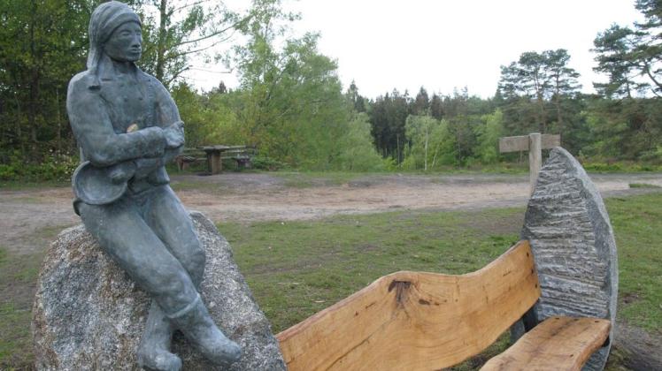 „Boxberger Steinbank“ mit Skulptur: „Nis Puk“ hält eine kleine Schüssel in der linken Hand – in Erwartung einer Anerkennung für seine hilfreichen Taten.