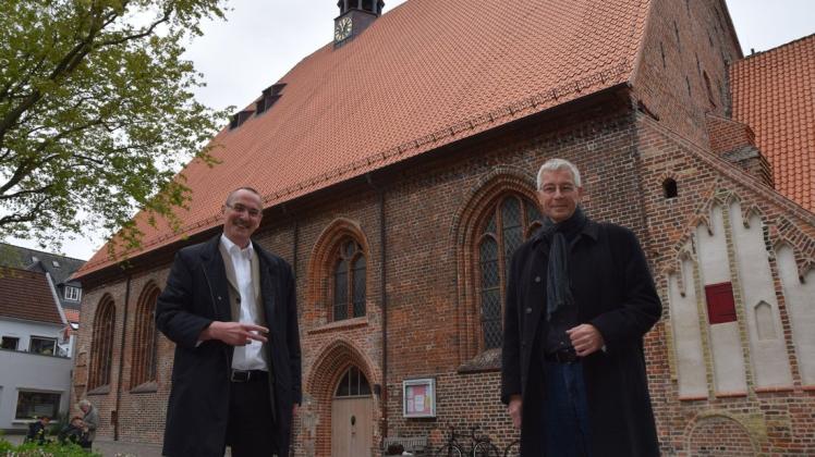 Die Pröpste Matthias Krüger (links) und Sönke Funck vor der St.-Nicolai-Kirche Eckernförde. Auf der ersten digitalen Synode des Kirchenkreises stoßen sie am Sonnabend überlebenswichtige Themen für die Kirche an.
