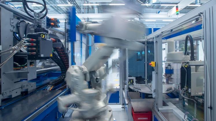 Ein Industrieroboter in einer der Produktionshallen des Schweizer Medizintechnikunternehmens Ypsomed.