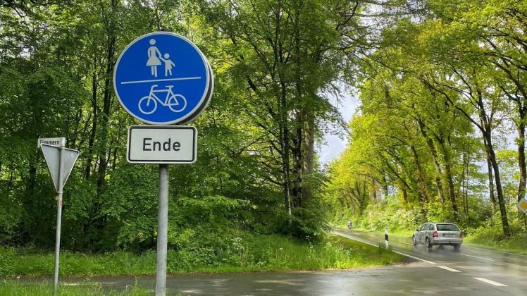 Am Abzweig Tömmern ist Schluss: Wer von Achmer aus mit dem Rad zum Friedwald oder bis nach Ueffeln fahren möchte, muss ab hier die Fahrbahn der Gehnstraße nutzen.