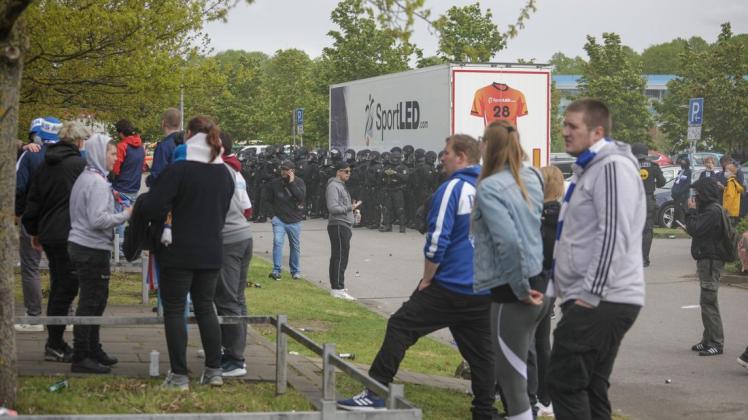 Die Aufstiegsfeierlichkeiten rund um das Rostocker Ostseestadion sicherte ein großes Polizeiaufgebot ab. Die Einsatzkräfte blieben dabei überwiegend in der Beobachterrolle. Die Aufstiegsfeierlichkeiten rund um das Rostocker Ostseestadion sicherte ein großes Polizeiaufgebot ab. Die Einsatzkräfte blieben dabei überwiegend in der Beobachterrolle.