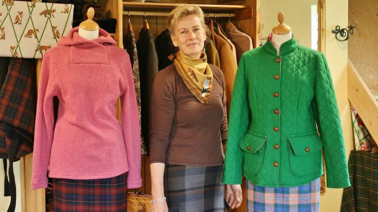 Die gelernte Schneiderin Katrin Lüders entwirft Mode und produziert sie in ihrer Kleidermanufaktur Lüders in Ellerau.