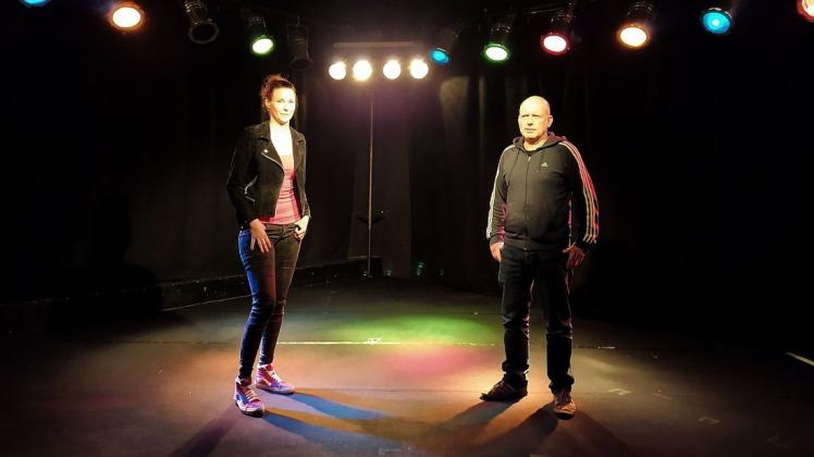 Welche Musik hören junge Menschen? Dana Heuving vom Musikbüro und Thomas Beiermann vom JZ Westwerk laden Jugendliche im Alter von 18 bis 27 Jahren ein, ihr eigenes Festival zu organisieren. Welche Musik hören junge Menschen? Dana Heuving vom Musikbüro und Thomas Beiermann vom JZ Westwerk laden Jugendliche im Alter von 18 bis 27 Jahren ein, ihr eigenes Festival zu organisieren.