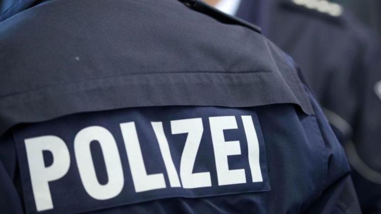 Großaufgebot der Polizei in Wöbbelin: Beamte überwältigten einen 30-jährigen Mann im Haus seiner Eltern. Zuvor hatte er seine Eltern attackiert und den Polizisten gedroht.