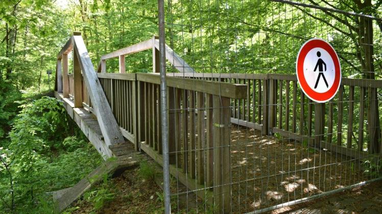 Die Brücke über die Bahngleise bei Friedrichsthal ist gesperrt. Das Holz ist marode, ein Überqueren wäre lebensgefährlich.