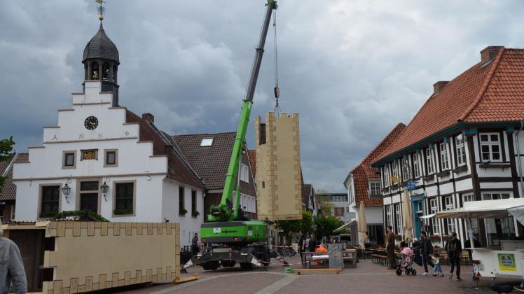 Am Wochenende vor Pfingsten hatten die Kivelinge am Eingang der Großen Straße die Nachbildung eines historischen Stadttores aufgebaut. Jetzt wurde es wieder demontiert.