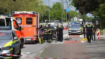 An einer Kreuzung in Hamburg-Alsterdorf feuerte die Polizei Schüsse auf einen mutmaßlichen Angreifer ab.