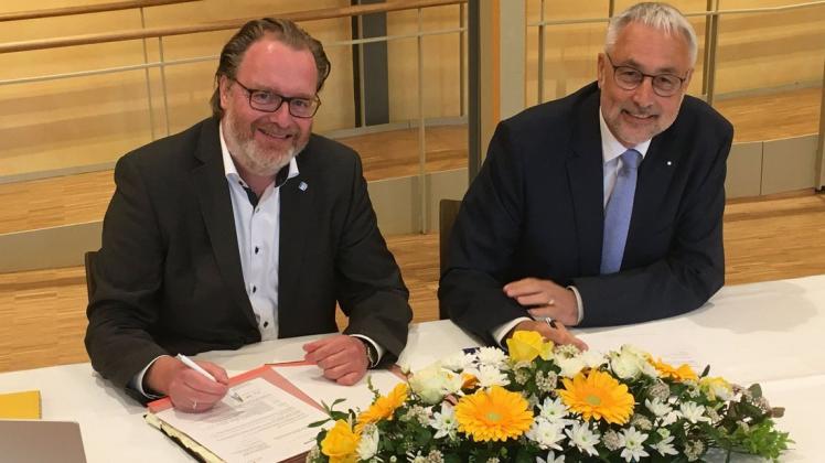 Unterzeichneten den Gründungsvertrag: die beiden Geschäftsführer der Diakonie Westmecklenburg-Schwerin, Thomas Tweer und Jürgen Stobbe (r.)