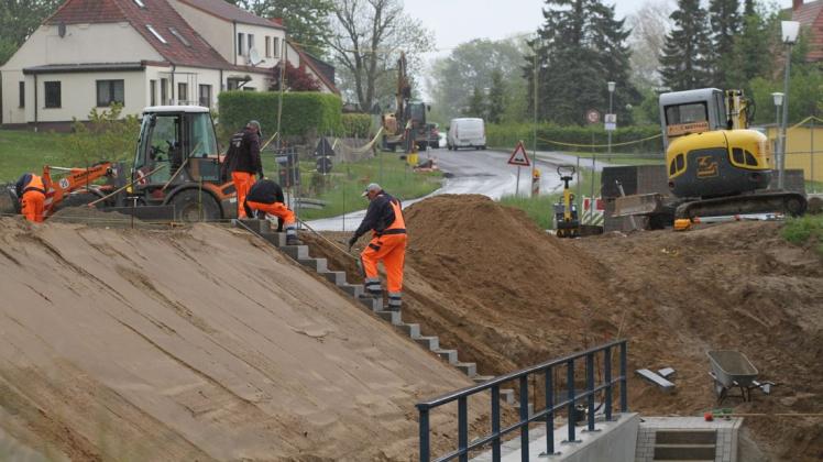 Die Arbeiten für die finale Bauphase an der Mühlenbachbrücke in Satow gehen in die finale Phase.