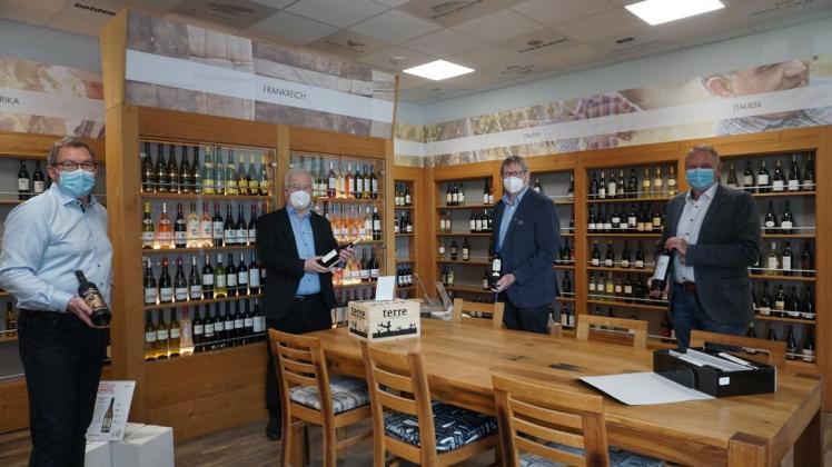 Mit seinem "Vine Shop 24" verkauft Unternehmer Clemens Scheumann (links) Weine. Beeindruckt zeigten sich (von links) Landtagsvizepräsident Bernd Busemann, der Kreistagsabgeordnete Gerhard Husmann sowie Kämmerer Hermann-Josef Gerdes von der Gemeinde Rhede.