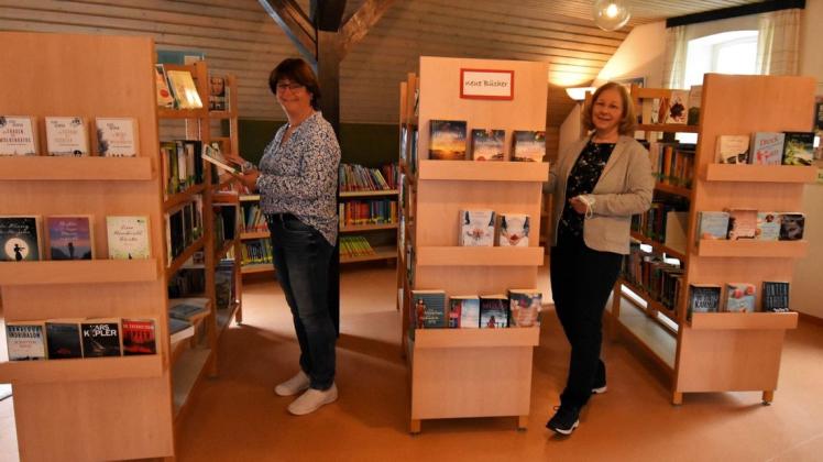Die beiden Ehrenamtlichen (von links) Britta Strauch und Iris Maaß würden sich freuen, wenn noch mehr Besucher den Weg in die Bücherei Schönemoor finden würden.