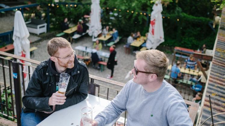 Dominic (links) und Arwid sitzen im Biergarten "Gretchen" in Hannover. Aufgrund der sinkenden Corona-Inzidenzwerte lockert das Land Niedersachsen unter anderem die Corona-Bestimmungen für die Außengastronomie.