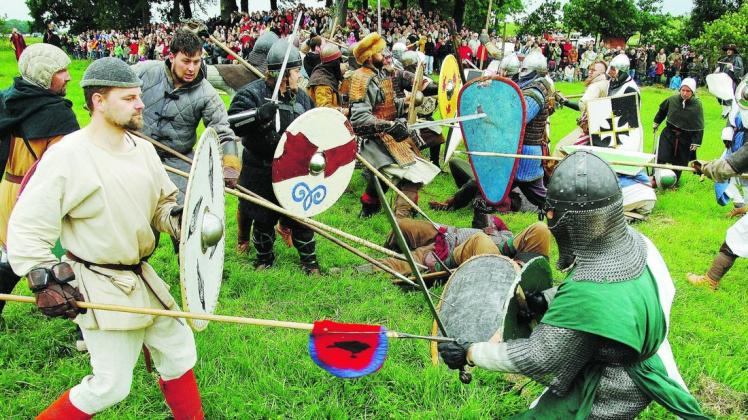 So könnte das Schlachtgetümmel vor 787 Jahren ausgesehen haben: 2009 stellen Geschichtsbegeisterte an dem historischen Ort die Schlacht bei Altenesch nach (Archivfoto).