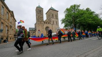 Ausdruck der Vielfalt: Regenbogenfarben sind beim Demonstrationszug des Osnabrücker Christopher Street Day - hier zu Beginn der Route vor dem Dom - allgegenwärtig.