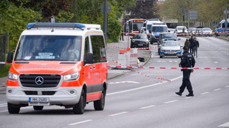 Ein Notarzt verlässt den Tatort. Ein Mann ist am Freitag bei einem Polizeieinsatz in Hamburg erschossen worden.