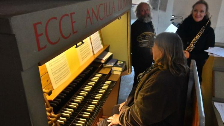 Die Musik erklang aus dem oberen Teil der Kirche, wo sich die Orgel befindet.