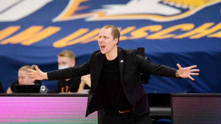 So groß sind die Fußstapfen von Dirk Bauermann. Doch Christian Held ist sich sicher, diese als neuen Headcoach der Rostock Seawolves ausfüllen zu können. So groß sind die Fußstapfen von Dirk Bauermann. Doch Christian Held ist sich sicher, diese als neuen Headcoach der Rostock Seawolves ausfüllen zu können.