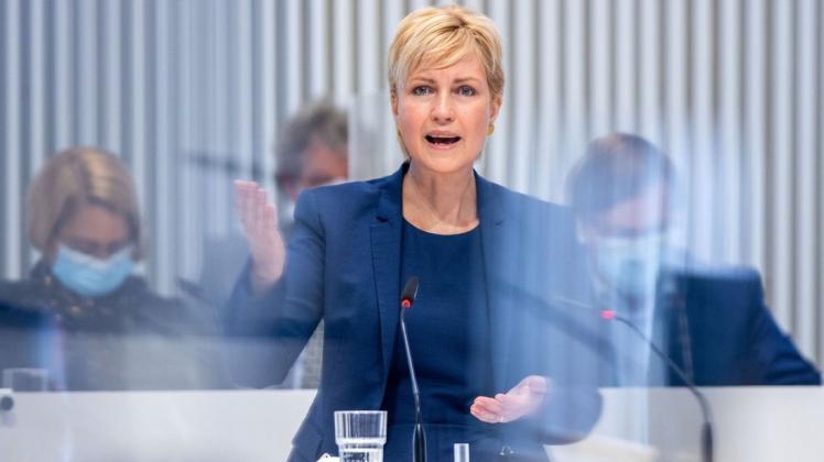Manuela Schwesig (SPD), die Ministerpräsidentin von Mecklenburg-Vorpommern, hält im Landtag von Mecklenburg-Vorpommern eine Regierungserklärung zur Corona-Situation.