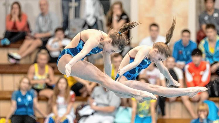 Thalea Paschel (h.) und Jette Müller vertreten den WSC Rostock bei den Deutschen Meisterschaften im Wasserspringen in Berlin.