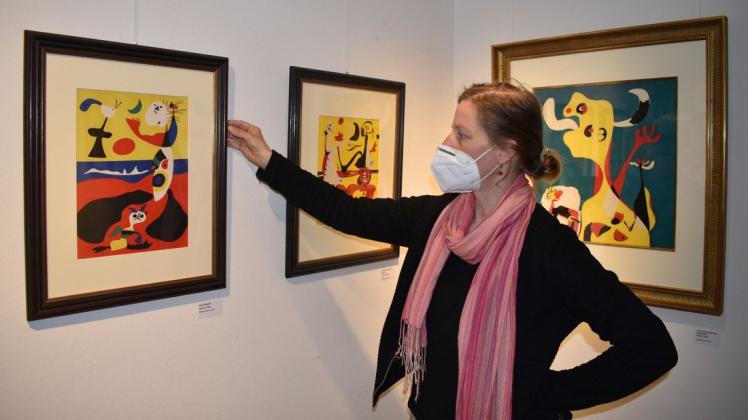 Letzte Handgriffe vor der Eröffnung. Die Leiterin des Schleswig-Holstein-Hauses, Antje Schunke, begutachtet die Miró-Ausstellung.