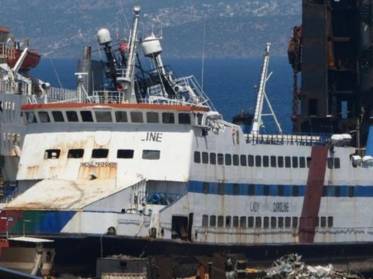 Qisqa yubkalarda pantiessiz qizlar