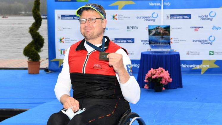 Marcus Klemp mit seiner EM-Bronzemedaille von Varese 2021. Bei der paralympischen Nachqualifikation in Gavirate allerdings zählt nur „Gold“.