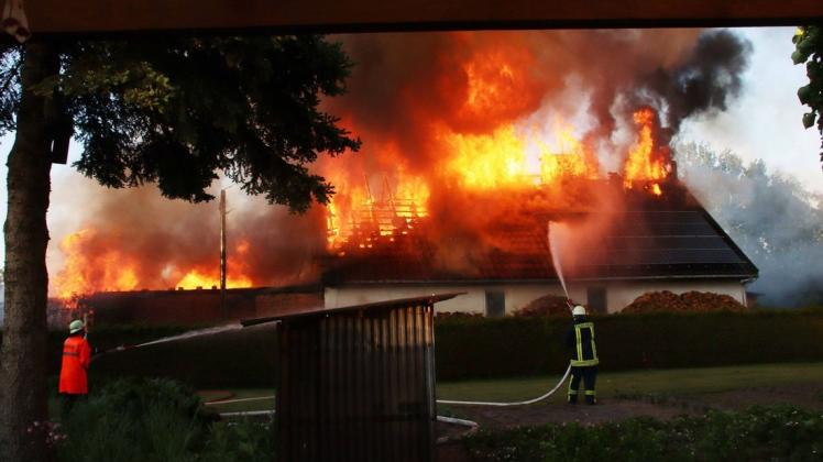 Das Haus stand bereits gänzlich in Brand, als die Feuerwehr eintraf.