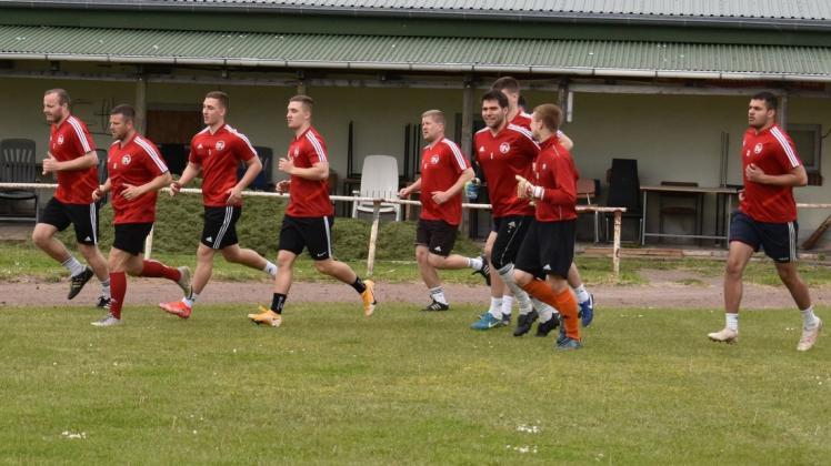 Die Bützower Landesliga-Fußballer starteten am Dienstagabend wieder ins Training.