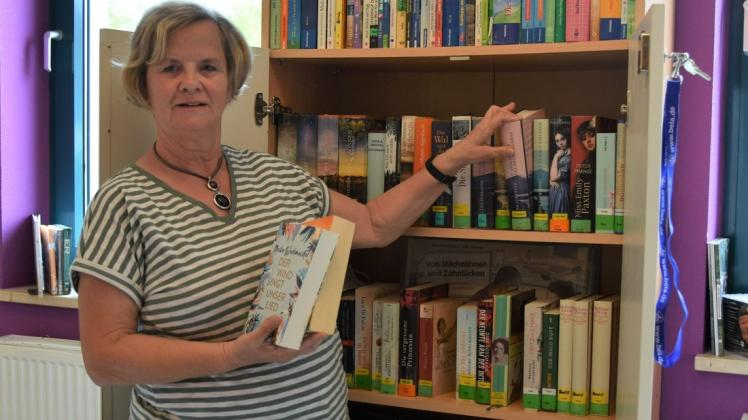 In einem abschließbaren Schrank verwahrt Silvia Wegener die Bücher aus der Kreisbibliothek in Grevesmühlen. Seit März kann die Gemeinde auch diesen Bestand nutzen.